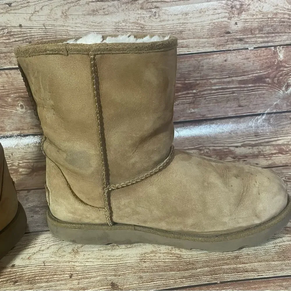 UGG Girls Classic Short II Pull On Winter Boots, Size 5 M Big Kid